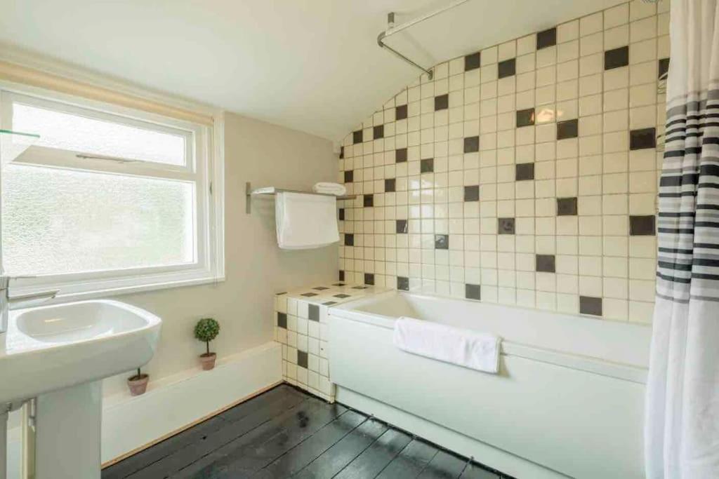 Cambridge 3 Bedroom Flat With Private Parking Exterior foto